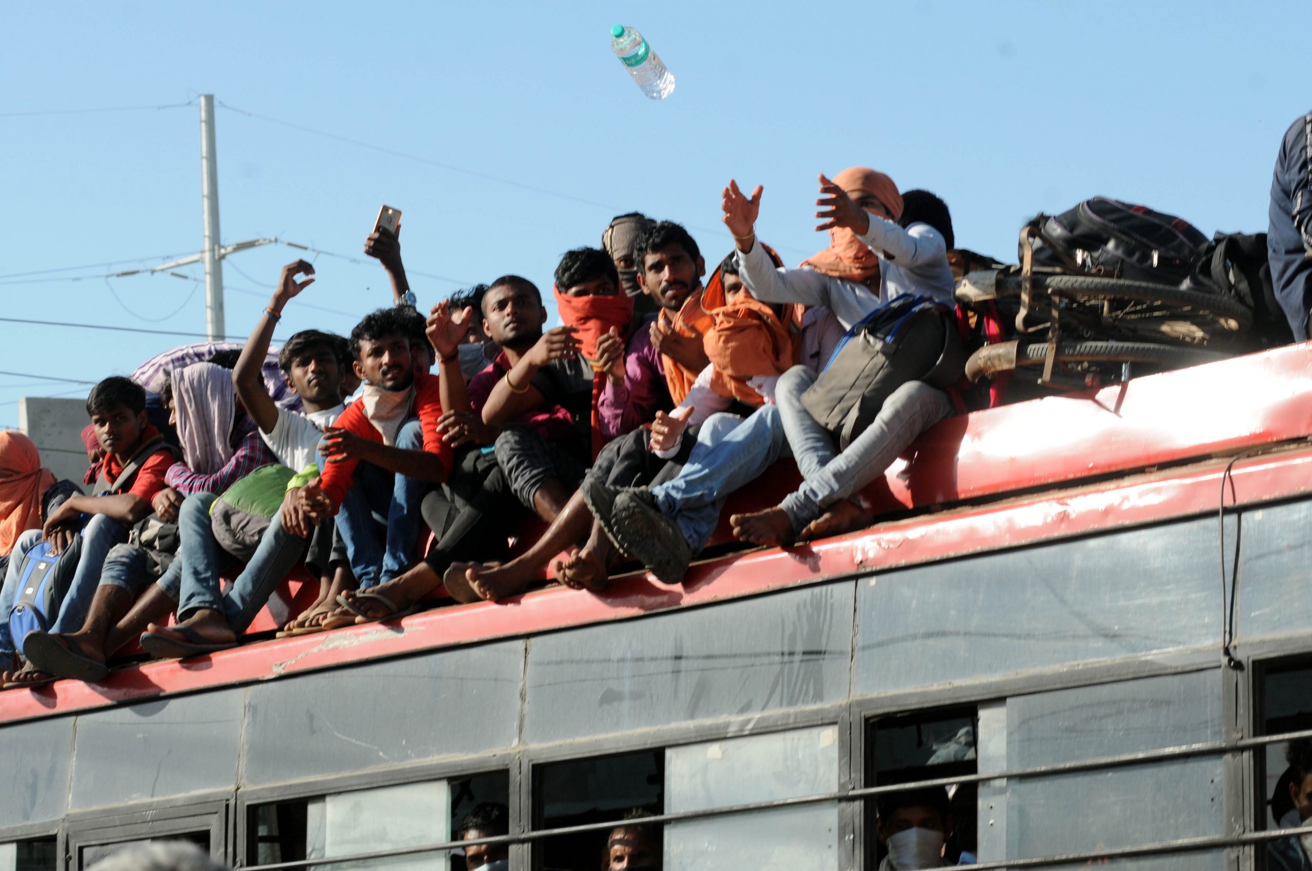 Ravi Batra 28-NGO distrubting food to deport passenger38