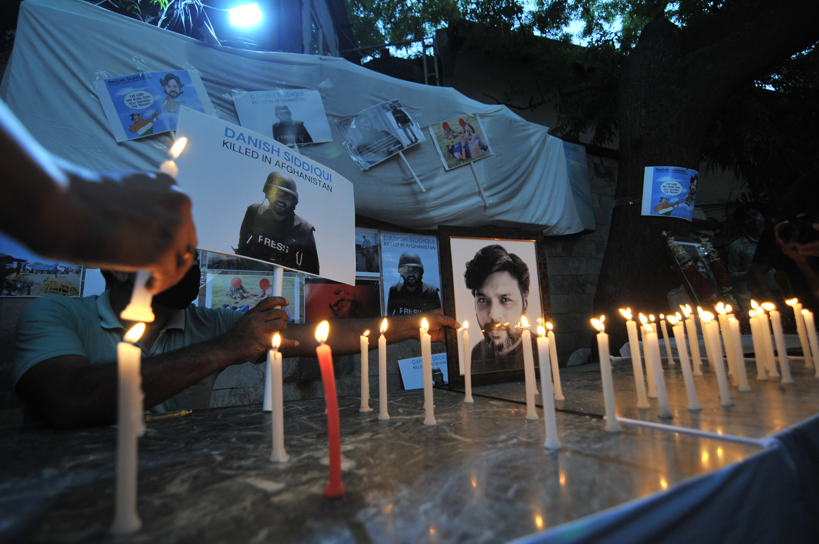 Photographer candle light meeting - Ravi Batra https://www.thenewsgate.press