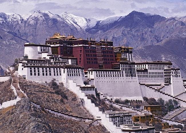 Tourists back at Potala Palace